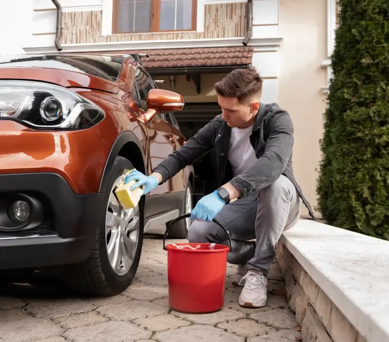 Lavage auto à domicile Sainte-Marie-aux-Chênes : professionnel intervenant sur un véhicule